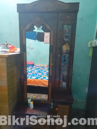 ড্রেসিং টেবিল